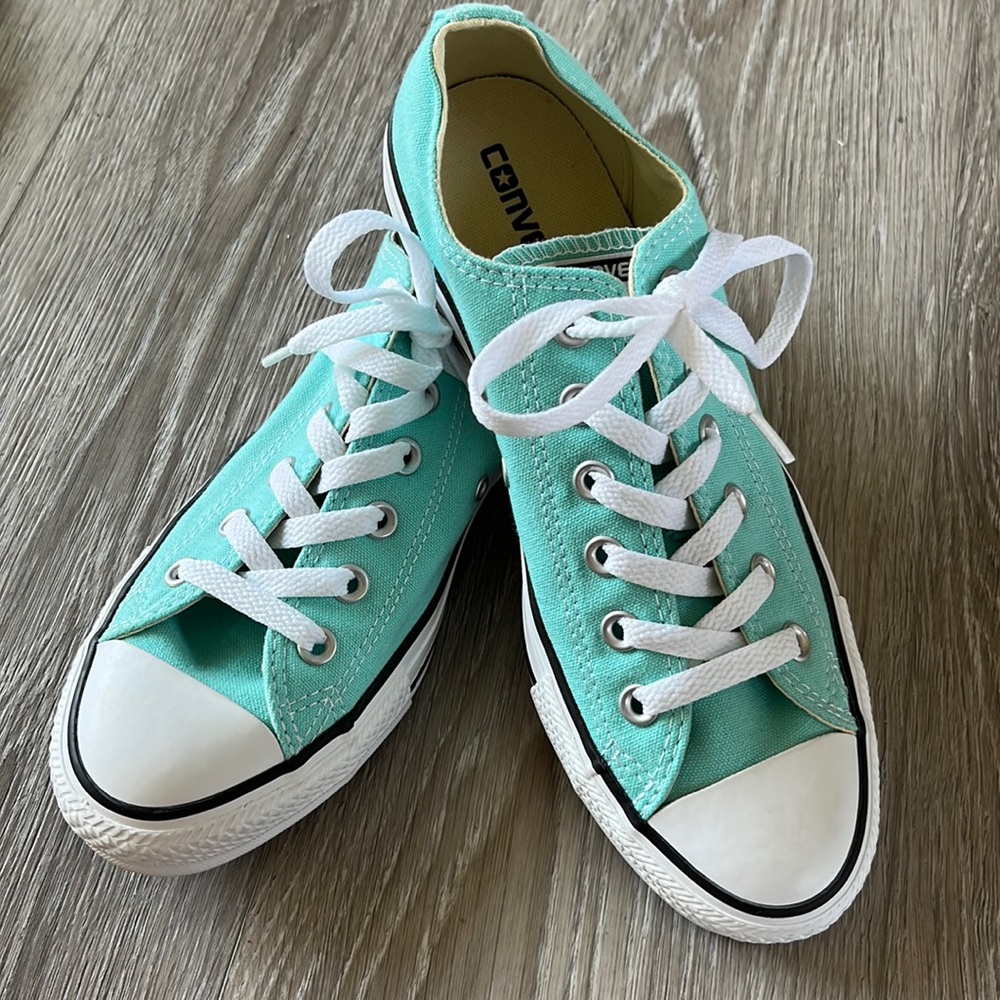 Light Teal Unisex Converse Size 9 (women) 7 (men). Gently Used/Like New.